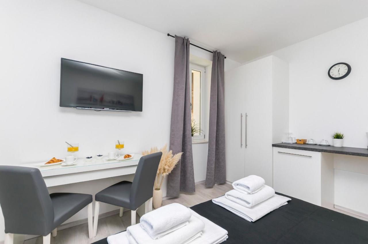 Apartments And Rooms Adriatic Suites Σίμπενικ Εξωτερικό φωτογραφία