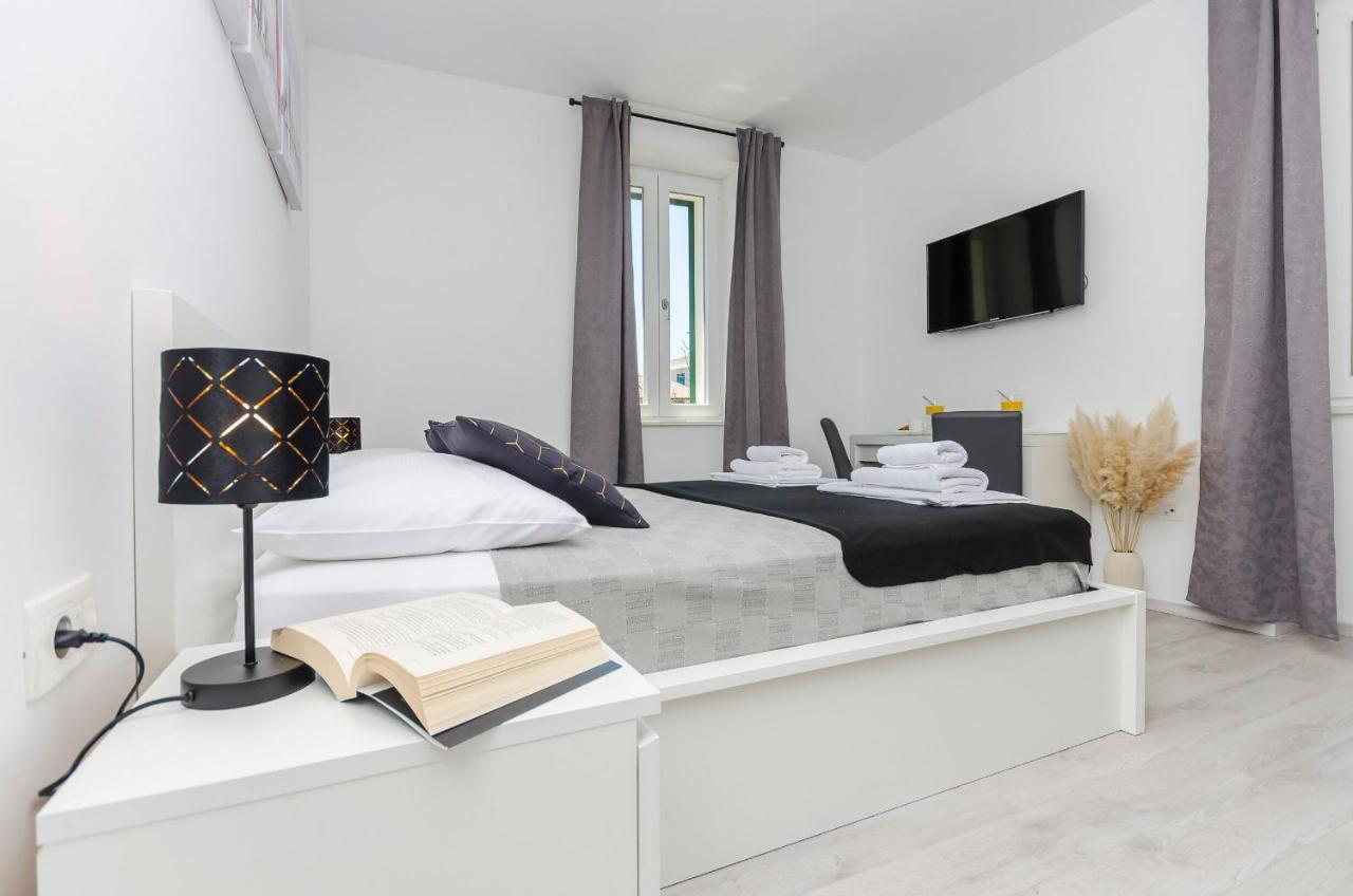 Apartments And Rooms Adriatic Suites Σίμπενικ Εξωτερικό φωτογραφία